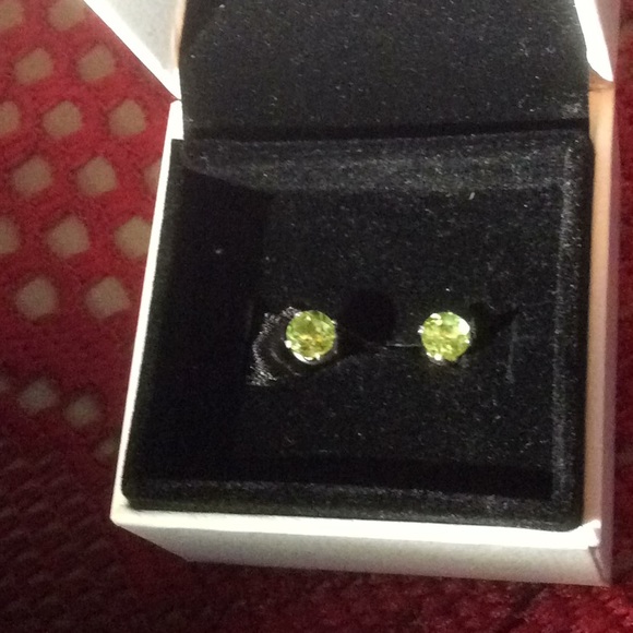 Genuine Peridot Birthstone 💚Stud Earrings - Picture 2 of 4
